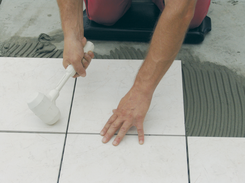 Martillo  de goma blanca O,500 / 1 KG Raimondi